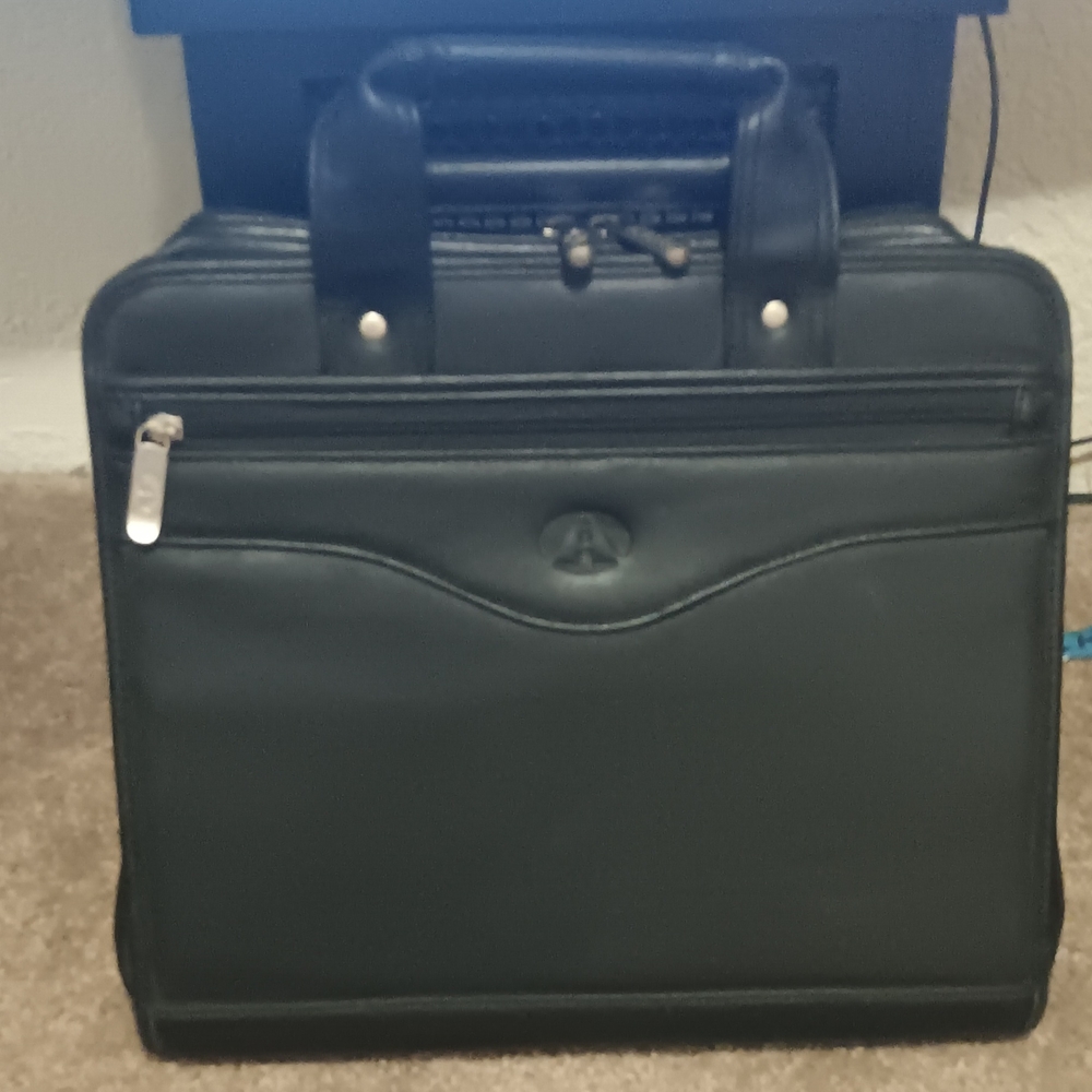 Bag Avenues America Vintage folder with calculator sticky notes and a binder